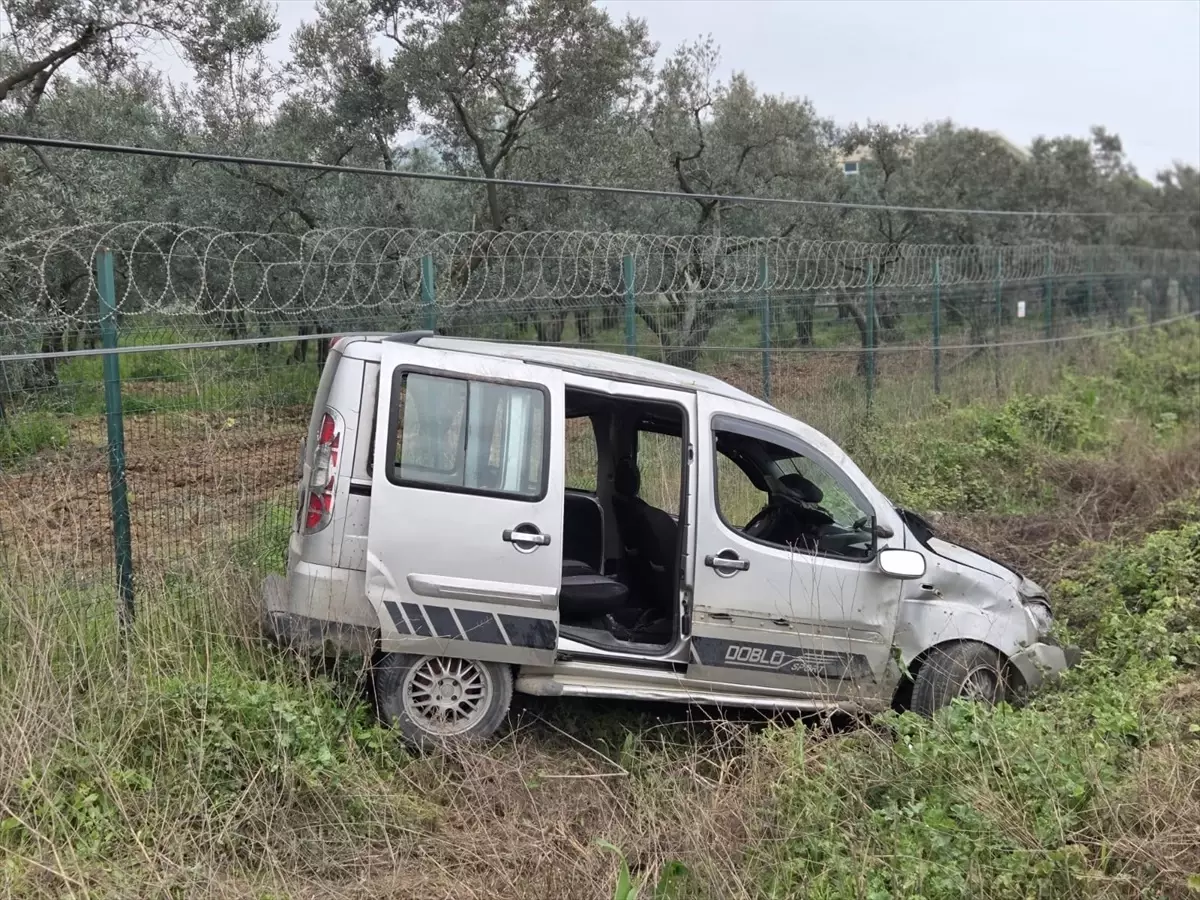 Bursa'da Hafif Ticari Araç Kaza Yaptı: 3 Yaralı