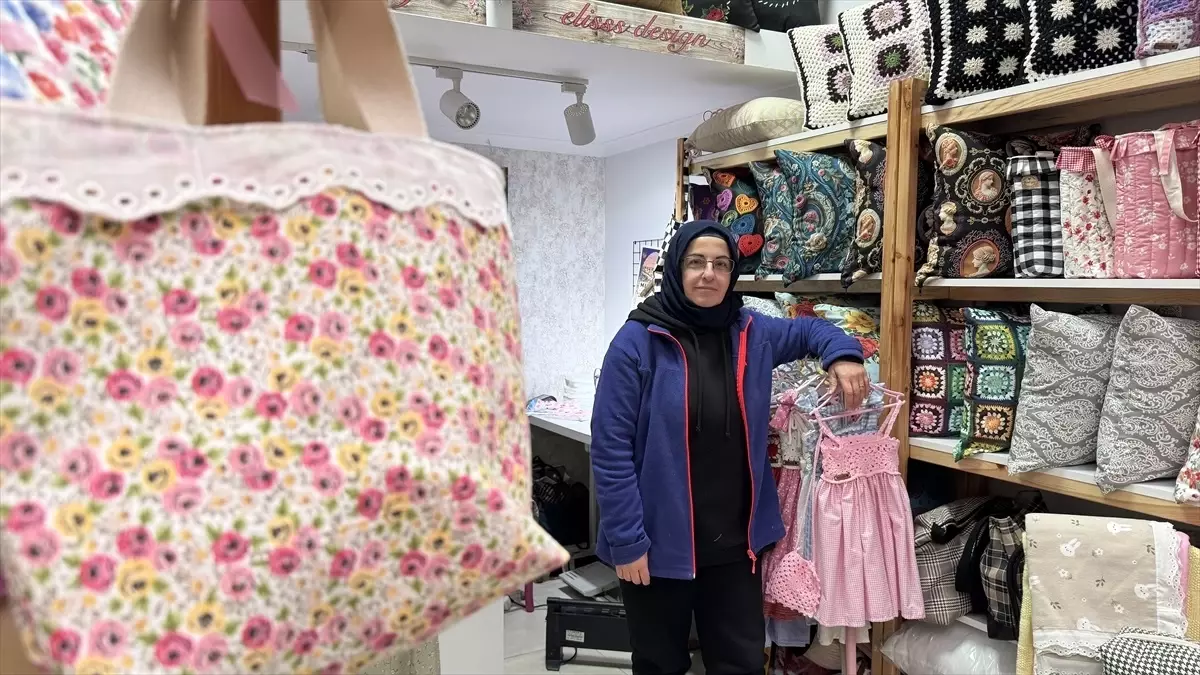 Emekli Öğretmenin Tasarımlarıyla Renkli Çantalar