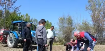 Tarım Müdürü Kapar, Çiftçileri Ziyaret Etti