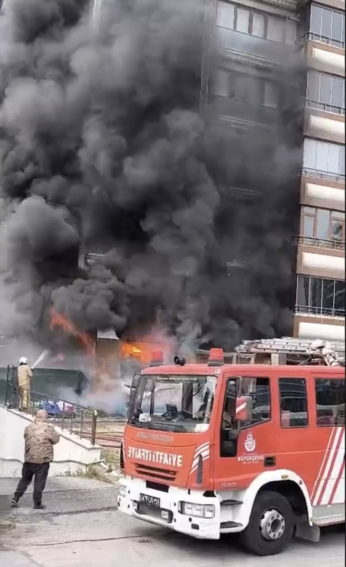 Pendik'te Yangın: 8 Katlı Binada Büyük Hasar