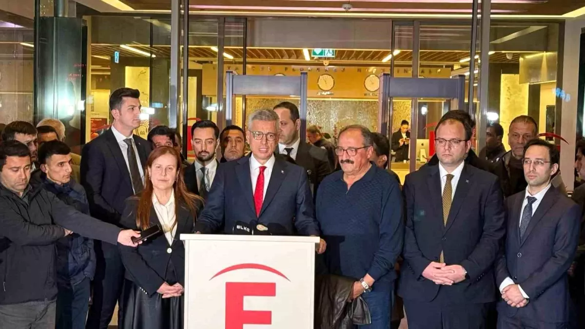 Sağlık Bakanı Kemal Memişoğlu, Sırrı Süreyya Önder'i Hastanede Ziyaret Etti