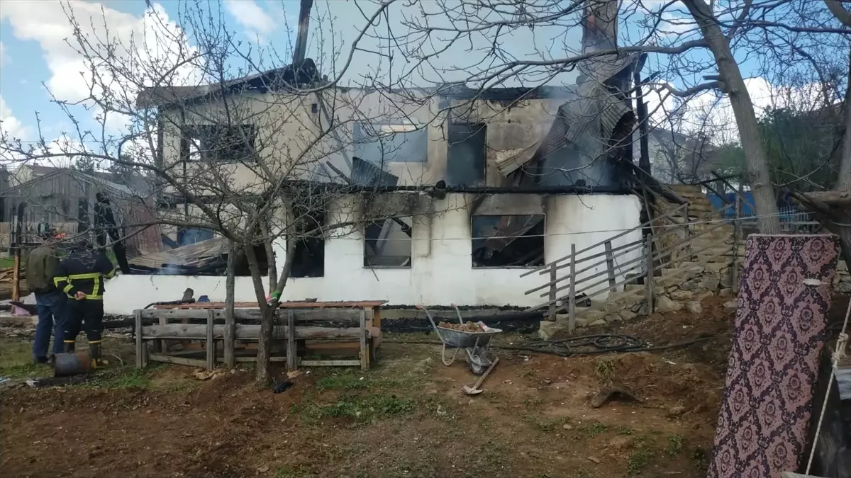Adana Saimbeyli'de Yangın: İki Katlı Ev Kullanılamaz Hale Geldi