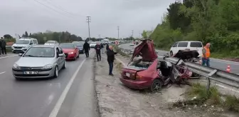 Sakarya'da Bariyerlere Saplanan Otomobilde 2 Kişi Ağır Yaralandı