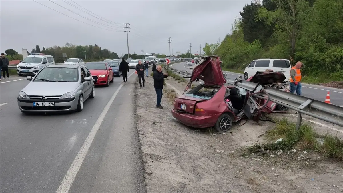 Sakarya'da Bariyerlere Saplanan Otomobilde 2 Kişi Ağır Yaralandı
