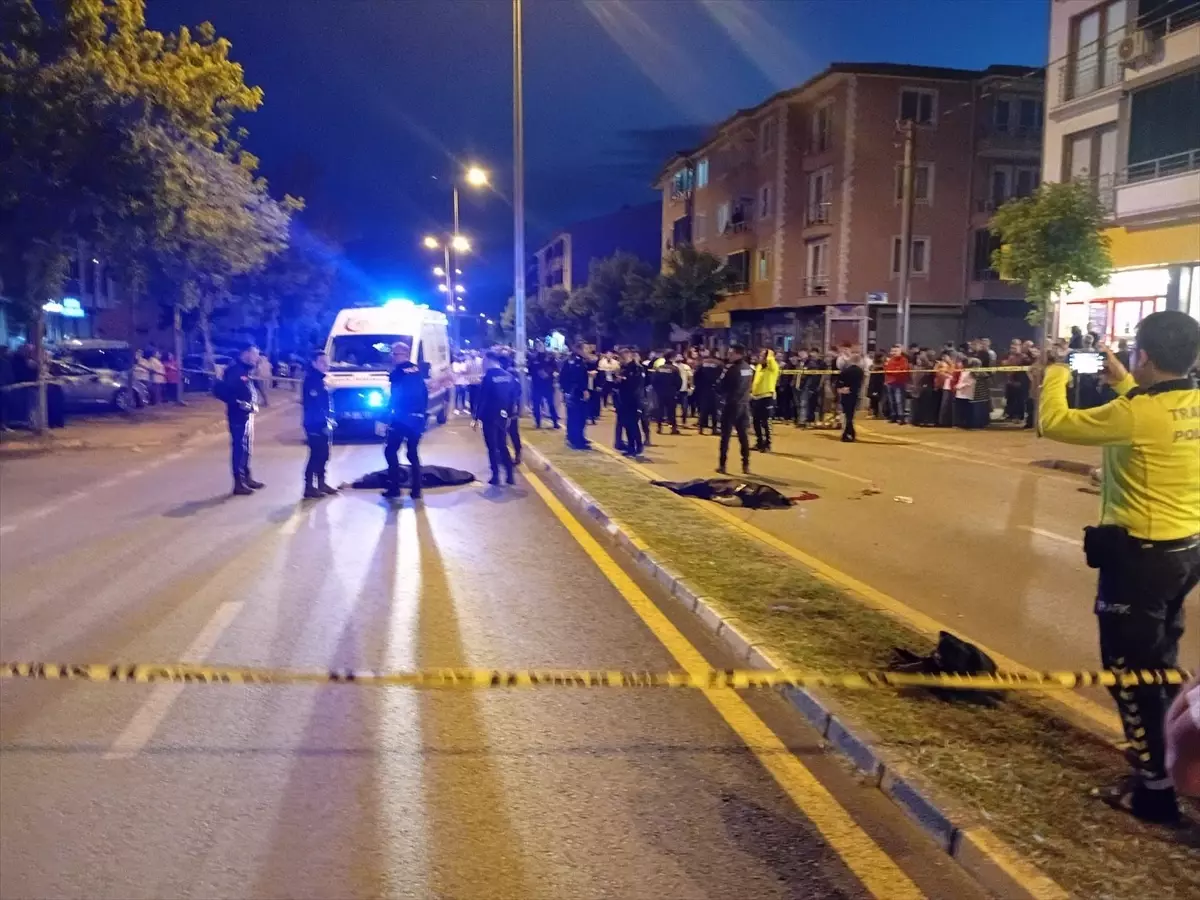 Hendek'te Otomobilin Çarptığı İki Kadın Hayatını Kaybetti