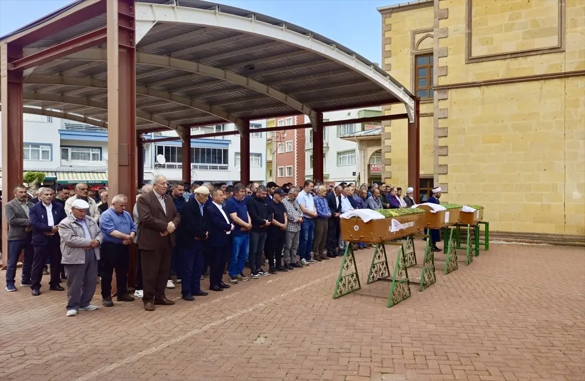 Kız Kardeşler Sakarya'da Hayatını Kaybetti, Cenazeleri Kırşehir'de Defnedildi