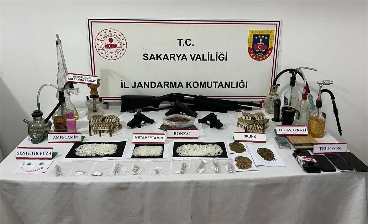 Sakarya'da Uyuşturucu ve Silah Kaçakçılığı Operasyonu: 2 Tutuklama