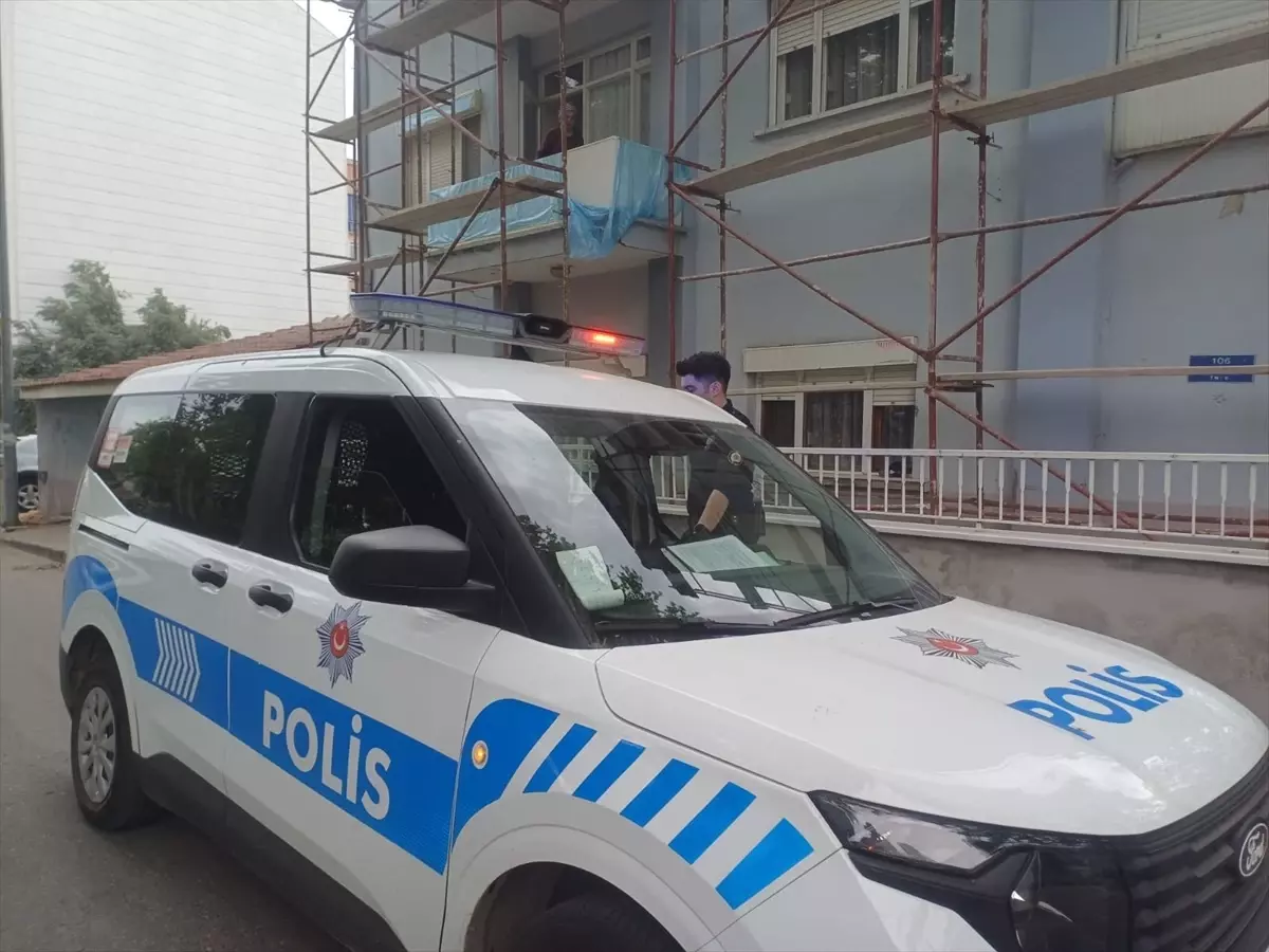Manisa'da İnşaatta Düşen İşçi Hastaneye Kaldırıldı
