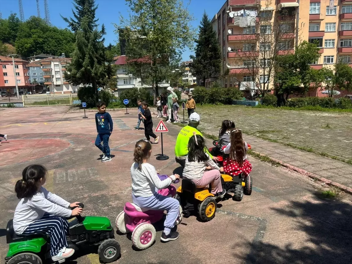 Minik Öğrencilere Trafik Eğitimi