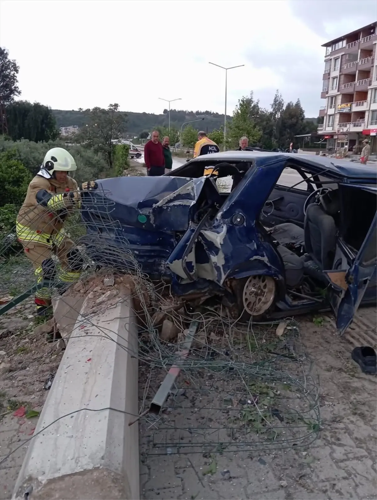 Hatay'da Otomobil Kaldırıma Çarptı, 4 Yaralı