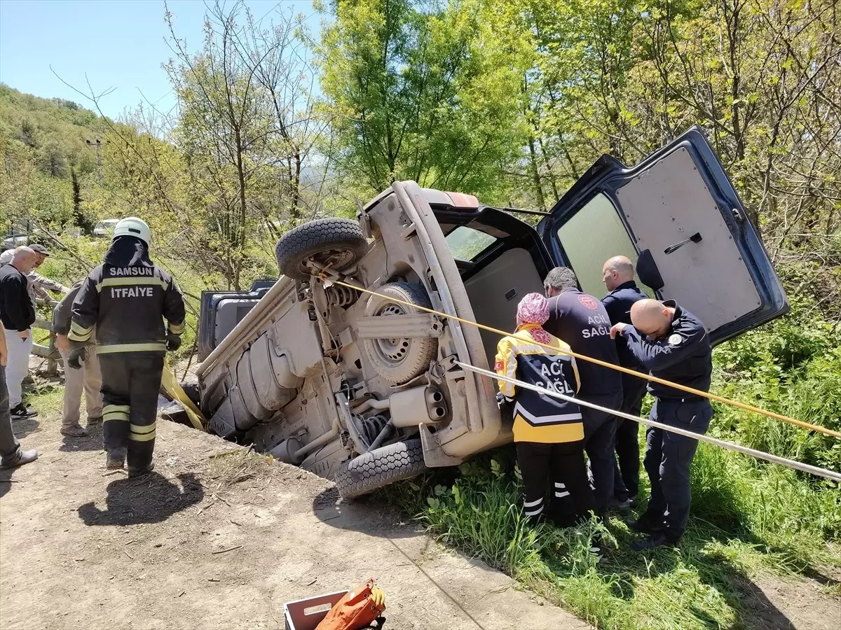 Bafra'da Panelvan Devrildi: 2 Yaralı