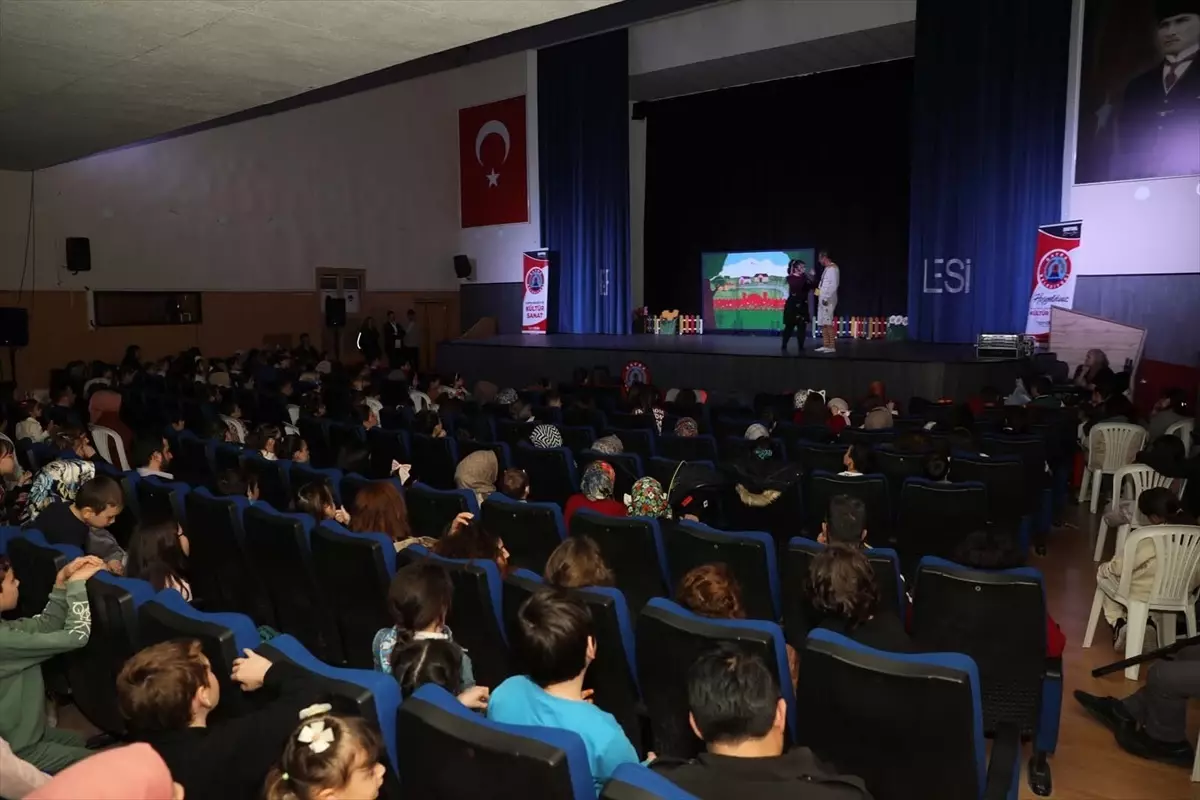 Bafra'da 'Portakal Çocuk' Tiyatrosu İzleyiciyle Buluştu