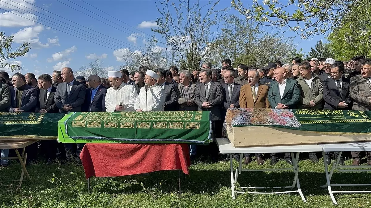 Heyelan Faciasında Baba ve İki Kızı Toprağa Verildi