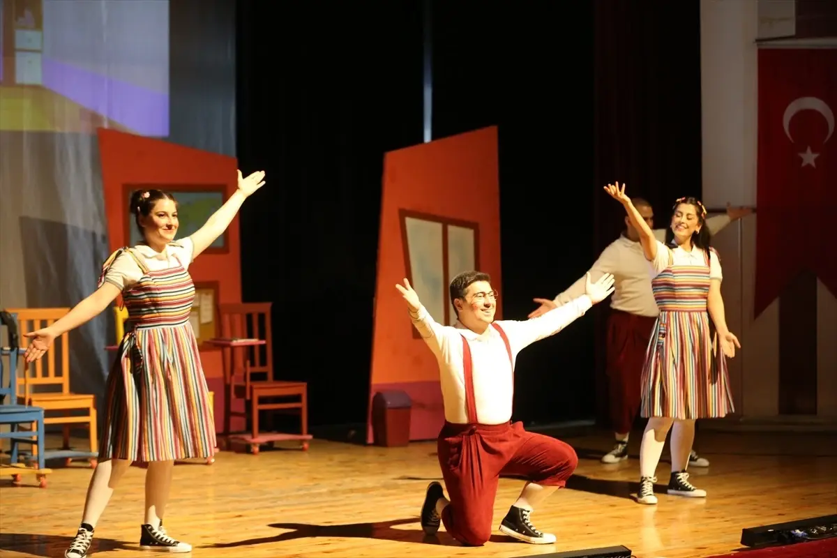 SAMSUN DEVLET OPERA VE BALESİ, ÇOCUKLARLA 'OKULUMUZ ORMAN' OYUNUNU SERGİLEDİ