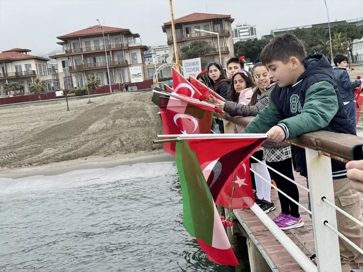 Samsunlu çocuklar, hayatını kaybeden Filistinli akranları için Karadeniz'e karanfil bıraktı