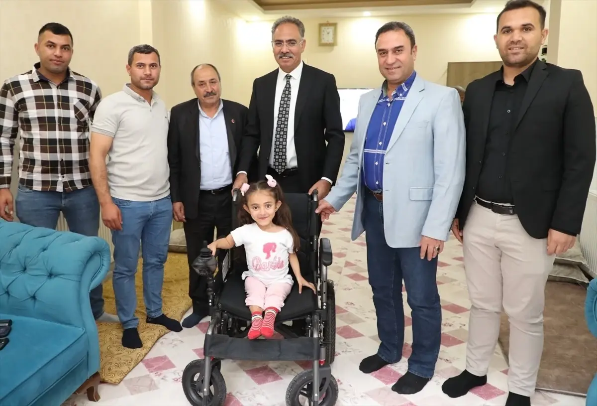 Eyyübiye Belediye Başkanı Kuş'tan Küçük Kıza Akülü Sandalye Desteği