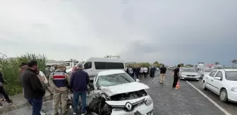 Şanlıurfa'da Otomobil ile Minibüs Çarpıştı: 5 Yaralı
