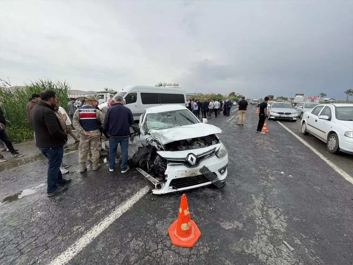 Şanlıurfa'da Otomobil ile Minibüs Çarpıştı: 5 Yaralı