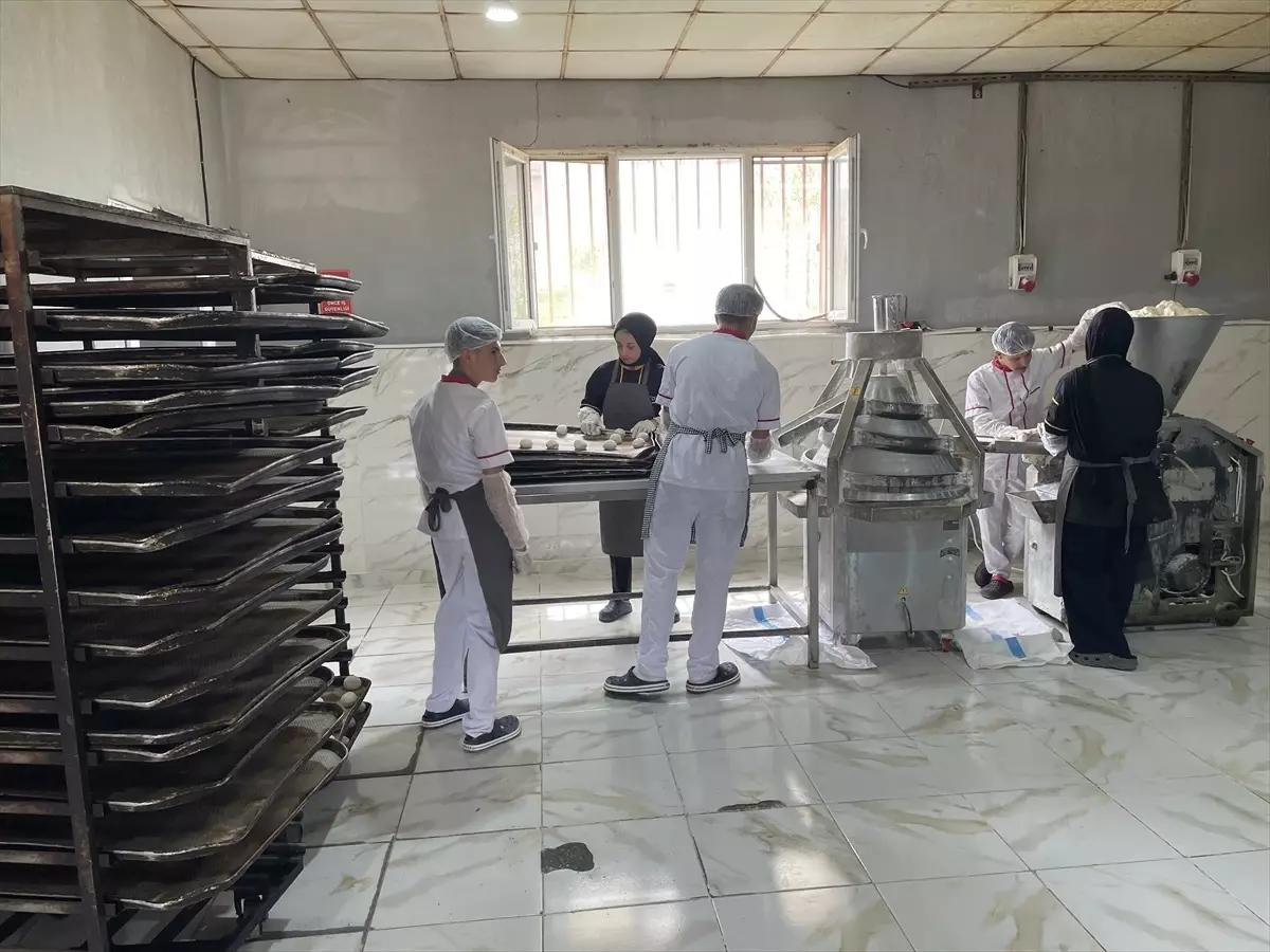 Şanlıurfa'da Meslek Lisesi Öğrencileri Günde 16 Bin Ekmek Üretiyor
