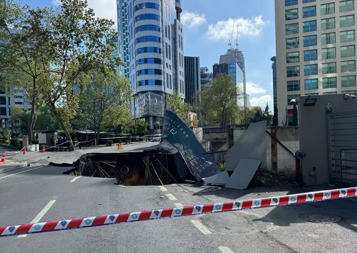 Sarıyer'de Gece Çökme Olayı: Eski Büyükdere Caddesi Trafiğe Kapandı