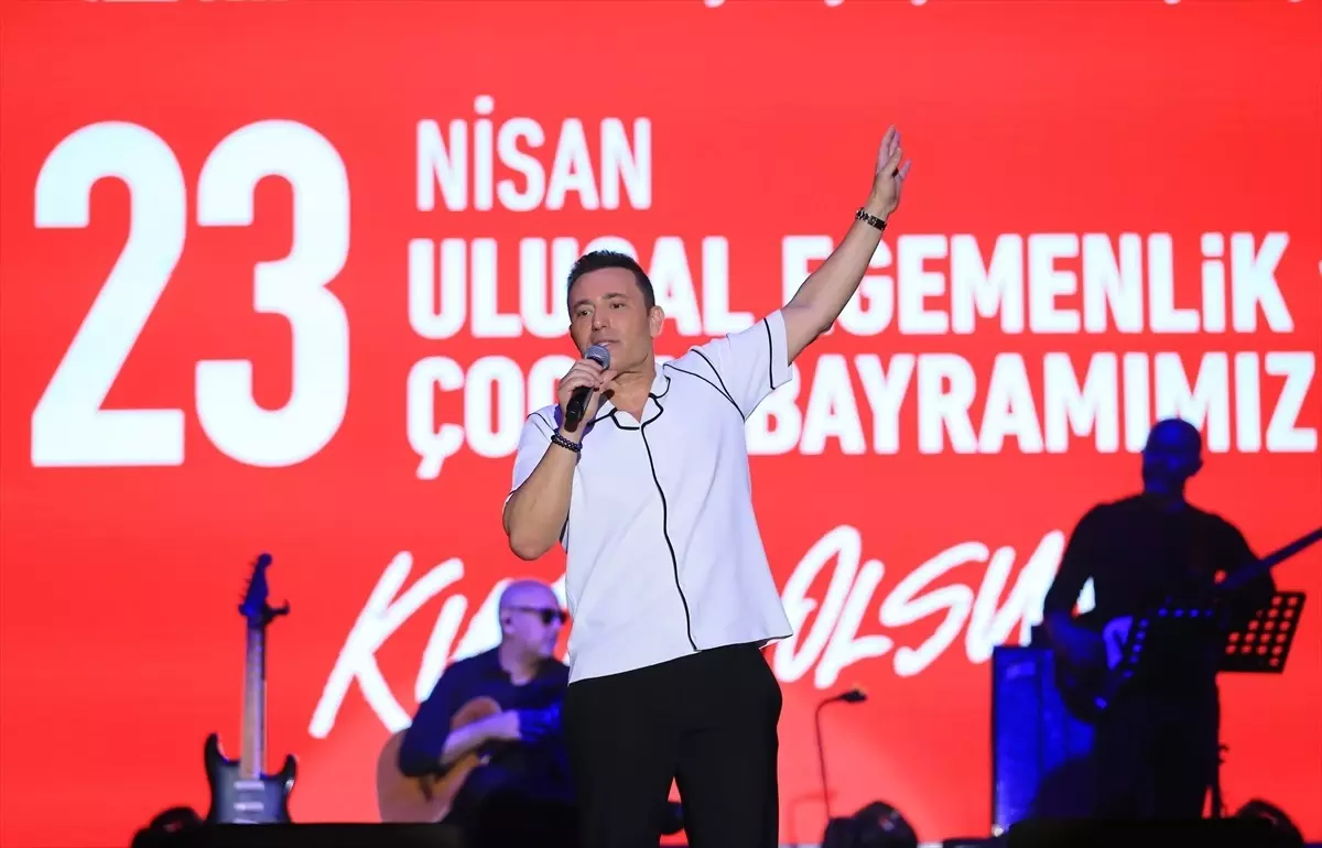 Mustafa Sandal Antalya'da 23 Nisan Konserinde Hayranlarıyla Buluştu