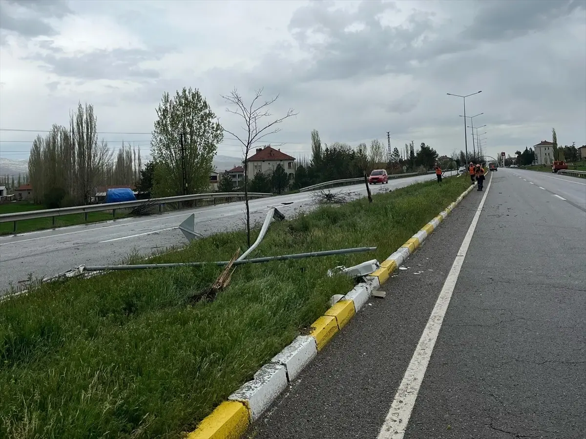 Sivas'ta Aydınlatma Direğine Çarpan Kamyonet Sürücüsü Yaralandı