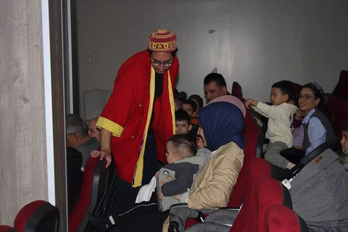 Şarkışla'da Geleneksel Türk Tiyatrosu Orta Oyunu Sahnelendi