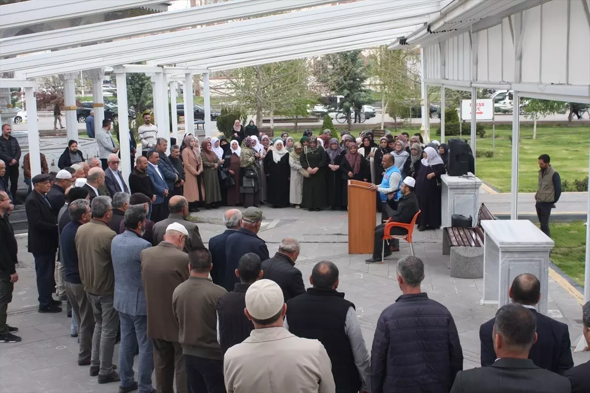 Şarkışla'da Hacı Adayları İçin Uğurlama Töreni Düzenlendi