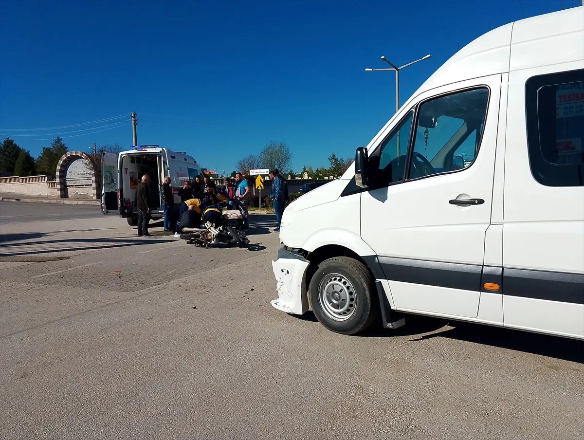 Sivas'ta Motosiklet ile Minibüs Çarpıştı: 1 Yaralı
