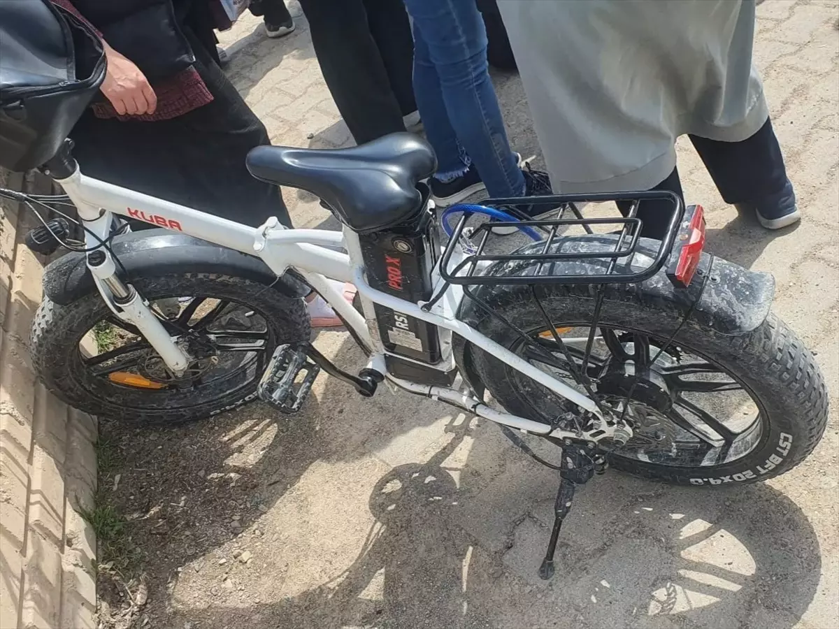 Sivas'ta Hafif Ticari Araç ile Elektrikli Bisiklet Çarpıştı: 2 Çocuk Yaralı