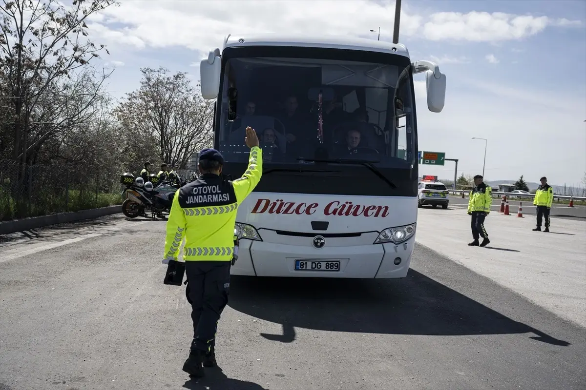 Jandarma Sivil Ekipleri, Şehirlerarası Otobüslerde Trafik Denetimi Yapıyor