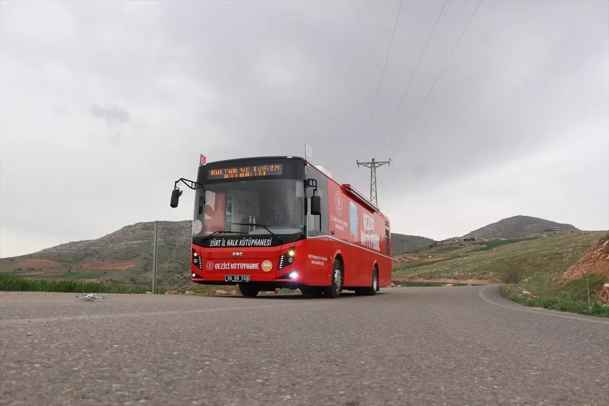 Siirt'te kırsaldaki çocuklar ilk kez buluştukları gezici kütüphaneden ayrılmak istemedi