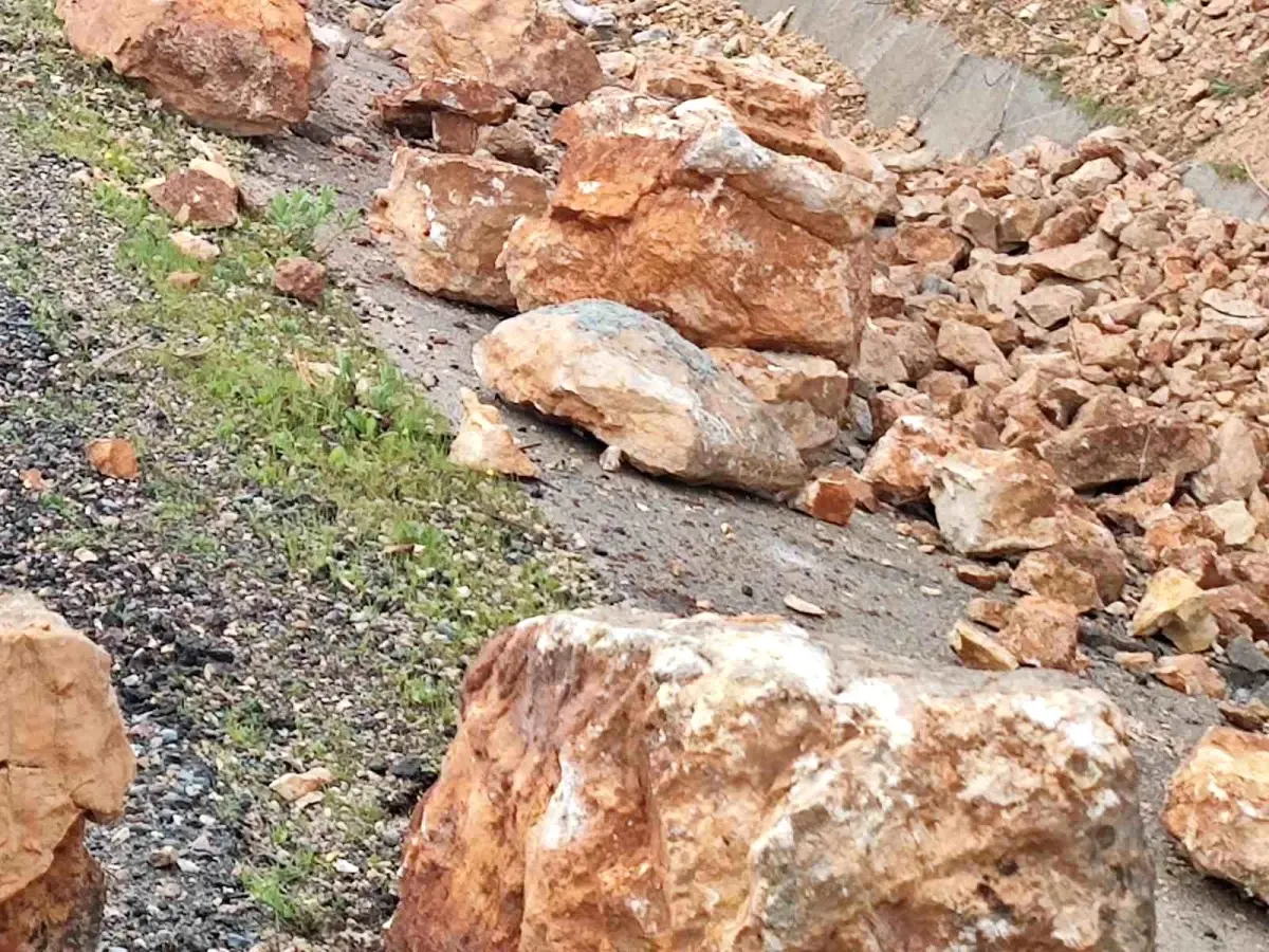 Siirt'te Eruh-Şırnak Kara Yolu Kaya Parçalarıyla Kapandı