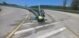 Boyabat'ta Otomobil Bariyerlere Çarptı: 2 Yaralı