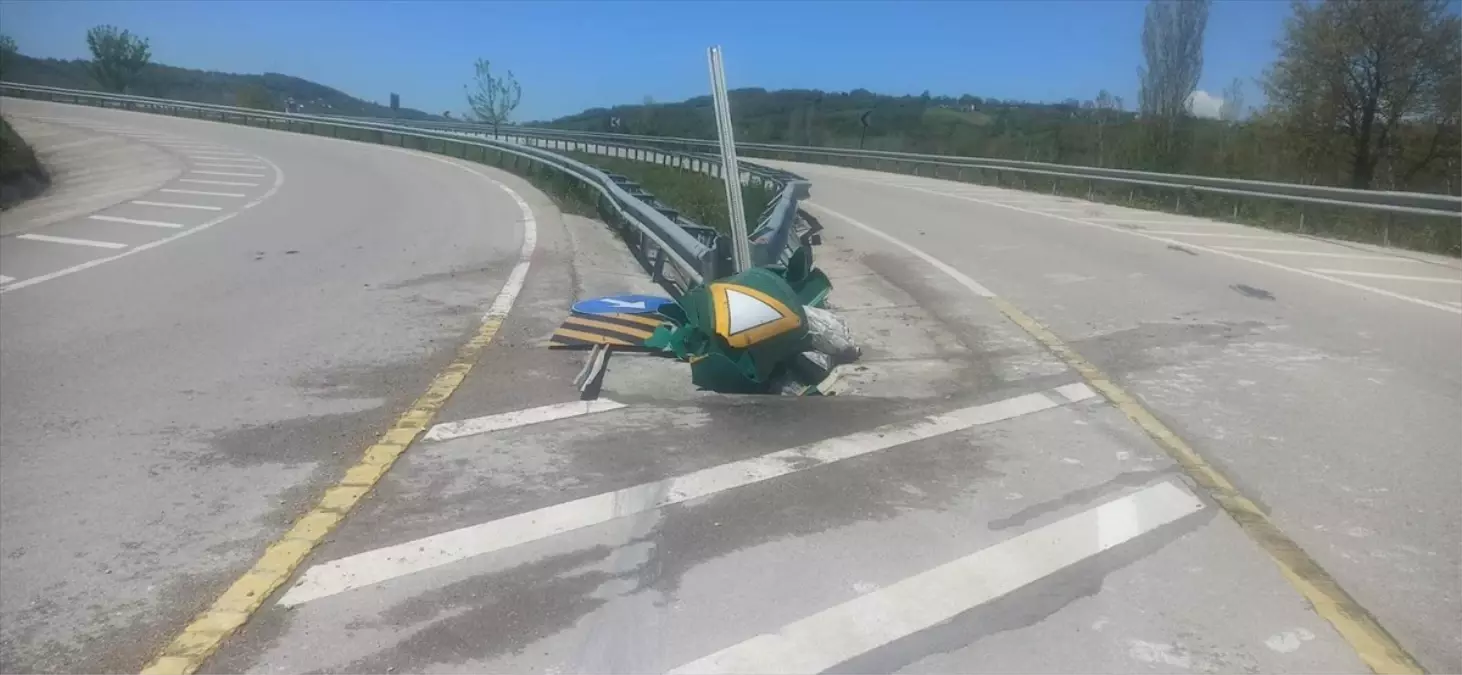 Boyabat'ta Otomobil Bariyerlere Çarptı: 2 Yaralı