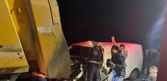 Sinop'ta Panelvan Tıra Çarptı: 1 Ağır Yaralı