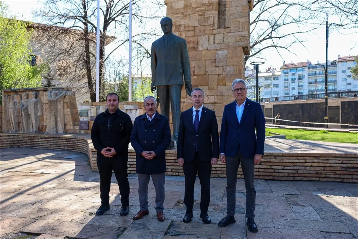 Sivas'ta Atatürk Anıtı'nın Çevresi Yenileniyor