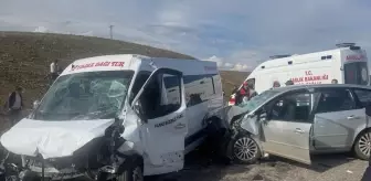 Sivas'ta Minibüs ve Otomobil Çarpıştı: 15 Yaralı