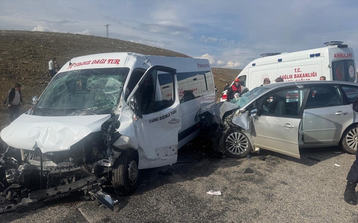 Sivas'ta Minibüs ve Otomobil Çarpıştı: 15 Yaralı