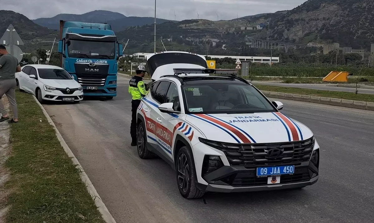 Aydın'da Tır ile Otomobilin Çarpıştığı Kaza Güvenlik Kamerasında
