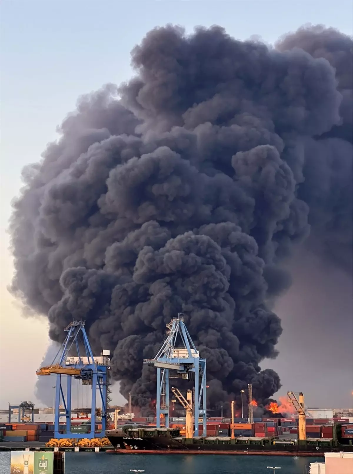 Port Sudan'da Patlamalar ve Yangınlar: Havalimanı da Saldırıya Uğradı