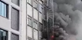 Sultangazi'de Ayakkabı İmalathanesinde Yangın