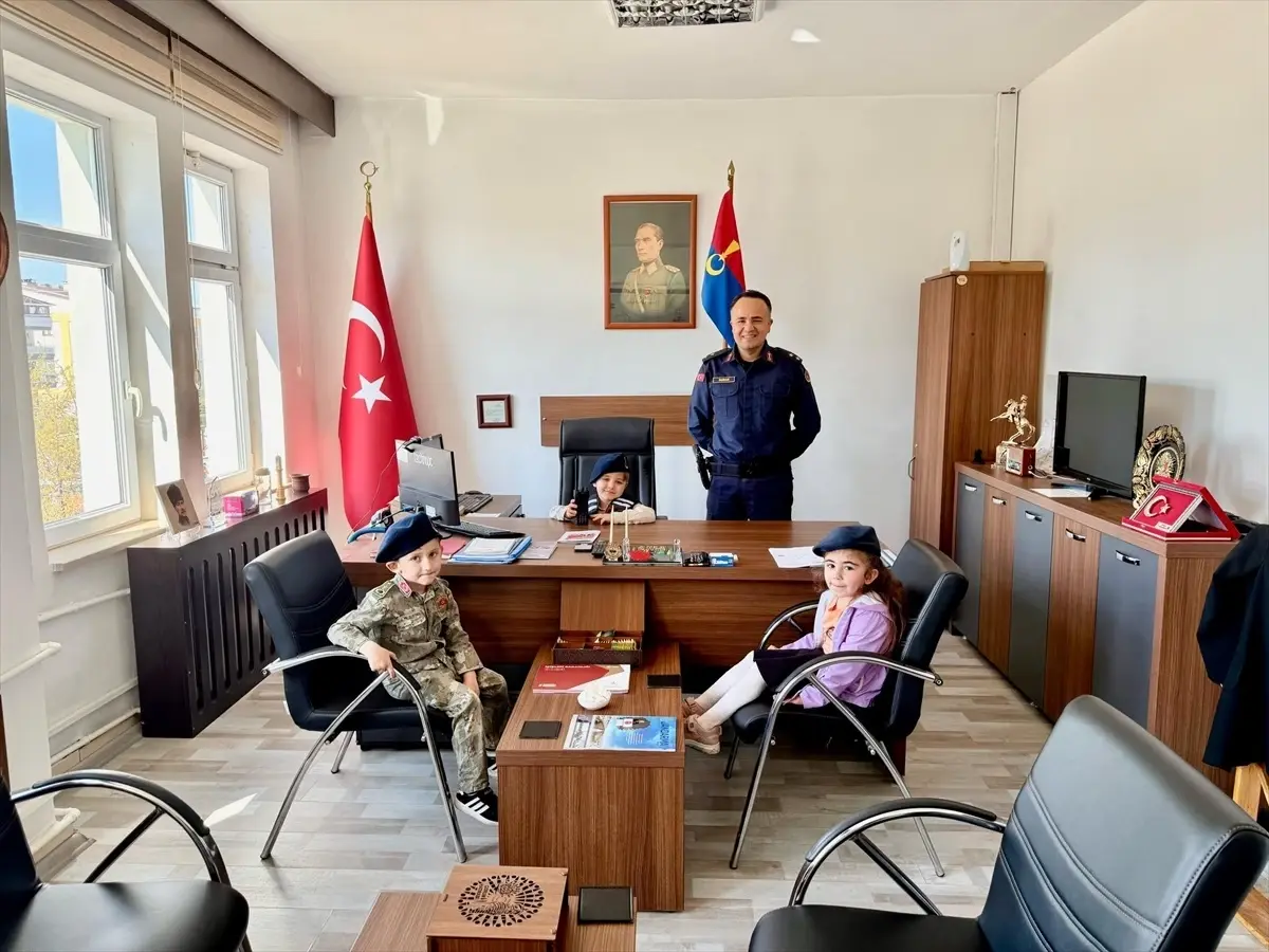 Çocuklar Jandarmayı Ziyaret Etti