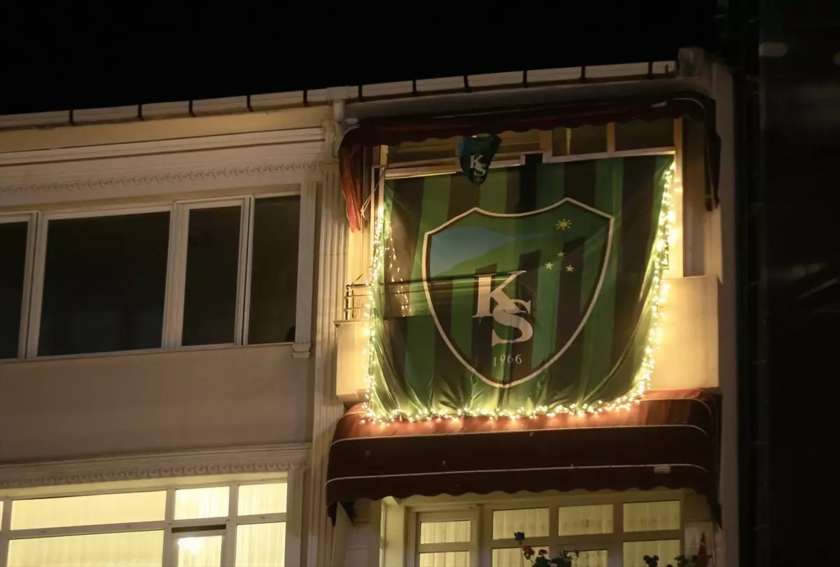 Kocaelispor Süper Lig'e Yükselişini Taraftarlarla Kutladı