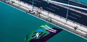 Kocaelispor'un Şampiyonluk Bayrağı Osmangazi Köprüsü'nde Dalgalanıyor