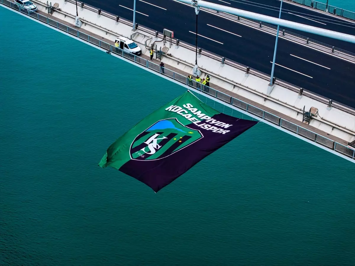 Kocaelispor'un Şampiyonluk Bayrağı Osmangazi Köprüsü'nde Dalgalanıyor
