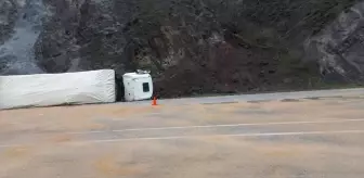 Suşehri'nde Kamyon Devrildi: Sürücü Yaralandı