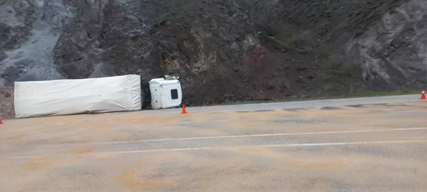 Suşehri'nde Kamyon Devrildi: Sürücü Yaralandı