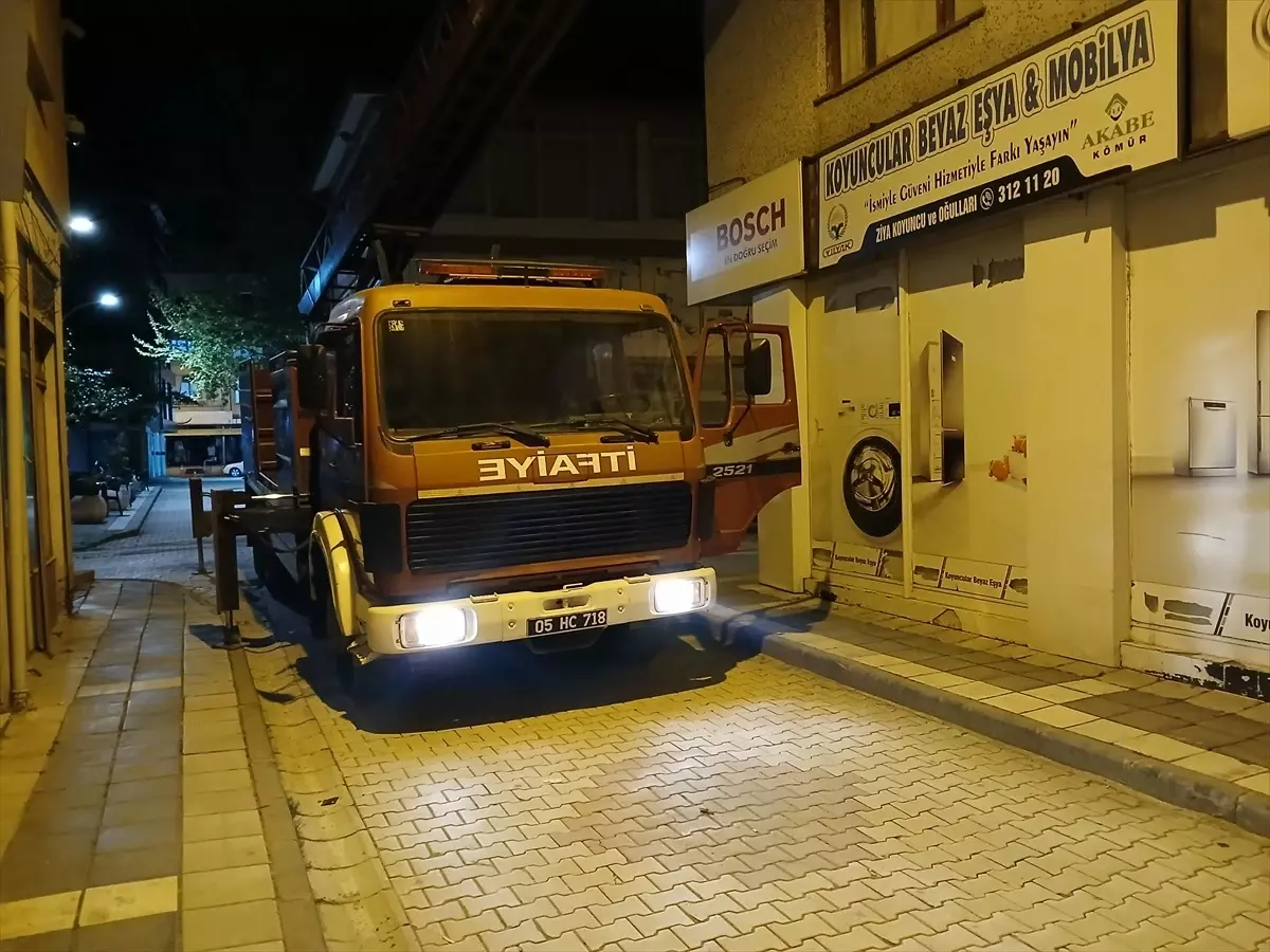 Taşova'da Mahsur Kalan Kedi İtfaiye Ekipleri Tarafından Kurtarıldı
