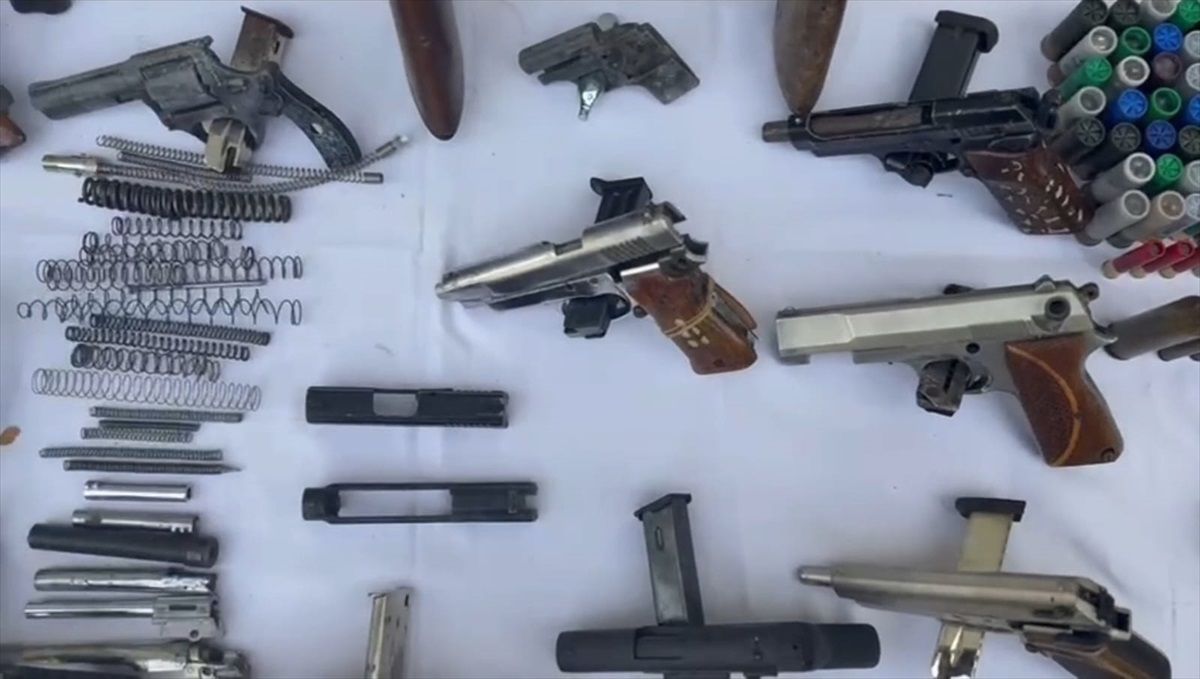 Tekirdağ'da Ruhsatsız Silah Operasyonu: 19 Tabanca ve Tarihi Eşyalar Ele Geçirildi